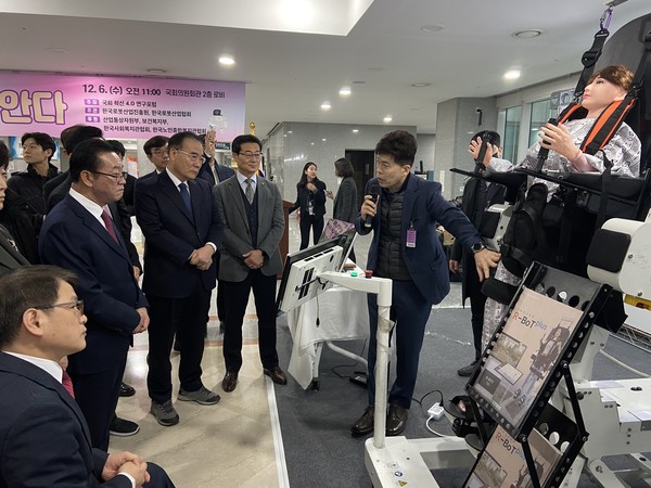 부스에서 재활 로봇의 차별점에 대해 소개하고 있다. 사진=신경민 기자.