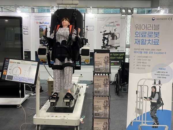 알피오 부스에 재활로봇이 시연되고 있다. 사진=신경민 기자.