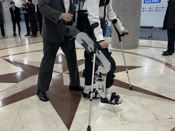 보행 웨어러블 로봇을 직접 착용해서 시연하고 있다.  사진=신경민 기자.