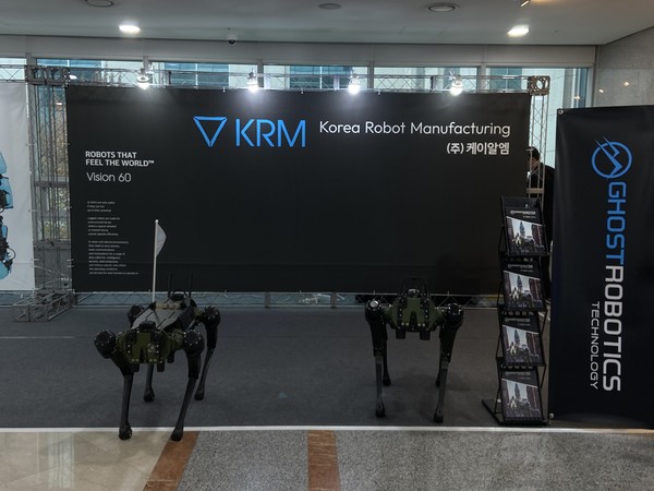 고스트로보틱스 부스에서 '비전60'이 움직이고 있다. 사진=신경민 기자.