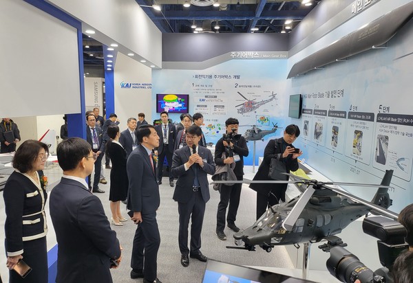 KAI가  ‘2023 대한민국 산업기술 R&D 대전'에 참가했다. (왼쪽부터 3번째 장영진 산업부 차관, 4번째 태진수 KAI 상무) 사진=KAI