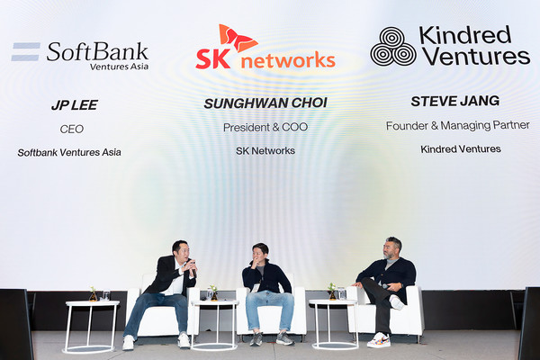스티브 장 킨드레드벤처스 대표(오른쪽), 최성환 SK네트웍스 사업총괄 사장(가운데), 이준표 소프트뱅크벤처스 대표가 AI 트렌드 관련 대화를 이어가는  