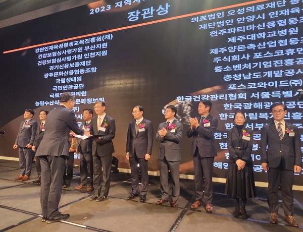 KOMIR 남상용 경영관리본부장(왼쪽에서 여섯번째)이 기념촬영을 하고 있다. 출처=KOMIR