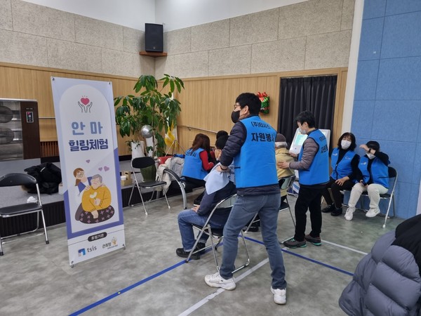 태광그룹이 서울시립남부장애인종합복지관의 개관 37주년 기념행사로 참여자 및 지역주민과 함께 하는 소통의 장 캠페인에 참여했다. 태광그룹 임직원들이 지역주민을 대상으로 마사지 서비스를 제공하고 있다. 사진= 태광그룹 