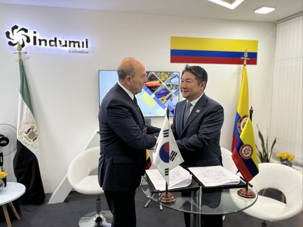 엑스포디펜사 2023 LIG넥스원 부스를 방문한 콜롬비아 해군 관계자들에게 LIG넥스원 관계자가 전시한 무기체계를 중심으로 설명하고 있다.