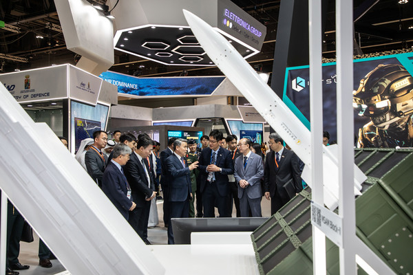 중동 최대 방위산업전시회 ‘IDEX 2023’ 참가한 LIG넥스원 관계자들. 사진=LIG넥스원.