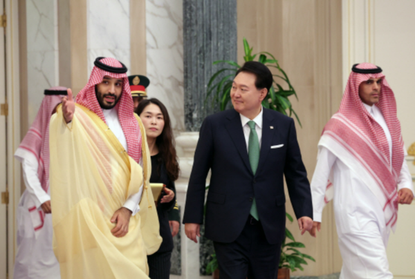 지난 10월 사우디아라비아를 국빈 방문한 윤석열 대통령이 무함마드 빈 살만 왕세자 겸 총리의 안내를 받으면서 사우디 리야드 야마마궁에서 열린 한·사우디 협정 및 MOU 서명·교환식에 참석하고 있다. 사진= 연합뉴스
