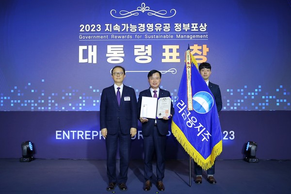 지난 14일 서울 여의도 FKI타워에서 열린 ‘2023 지속가능경영 유공 정부포상’시상식에서 (왼쪽부터) 이승렬 산업통상자원부 산업정책실장, 송윤홍 우리금융지주 부사장과 우리금융지주 관계자가 기념 촬영을 하고 있다. 출처=우리금융그룹