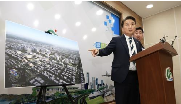 김영환 충북지사가 설명하고 있는 모습(자료사진). 출처=충북도