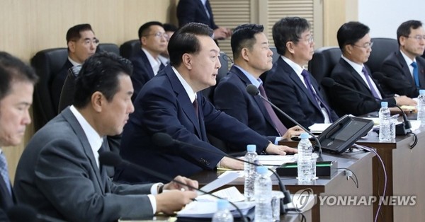 윤석열 대통령이 18일 서울 용산 대통령실에서 열린 긴급 국가안전보장회의(NSC) 상임위원회에 임석해 상황 보고를 받고 대응 방안을 지시하고 있다. 연합뉴스