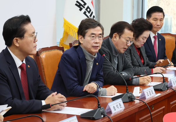 19일 국회에서 열린 국민의힘 뉴시티 프로젝트 특별위원회 서울 인접지역 경기 당협위원장 간담회에서 조경태 특위 위원장이 모두 발언을 하고 있다. 출처=연합뉴스