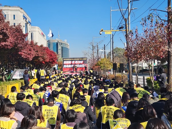 11월 21일 산업은행 앞에서 열린 HMM 졸속 매각 반대 결의대회. 400여명의 임직원들이 현장에 참석했다. 사진=박상준.