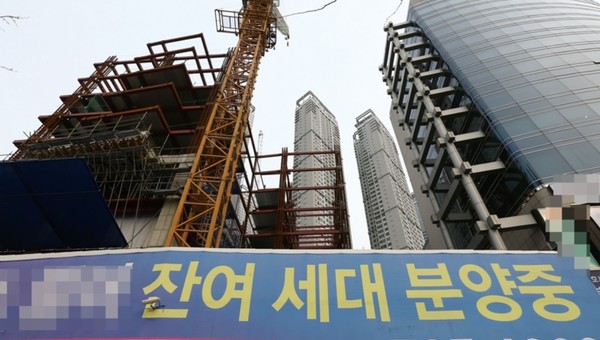 건설사 미분양 증가 등 부동산 경기 침체로 인해 PF 대출 부실 우려가 커졌다. PF 대출 부실은 내년 한국 경제의 뇌관으로 떠올랐다. 사진은 대구 수성구의 도시형생활주택 공사 현장. 사진 = 연합뉴스