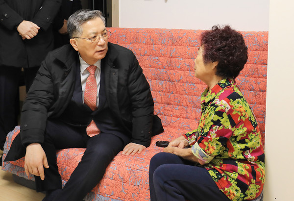 이한준 LH사장이 지난 19일 강릉 산불 피해 이재민 세대를 방문해 이야기를 나누고 있다. 사진=LH