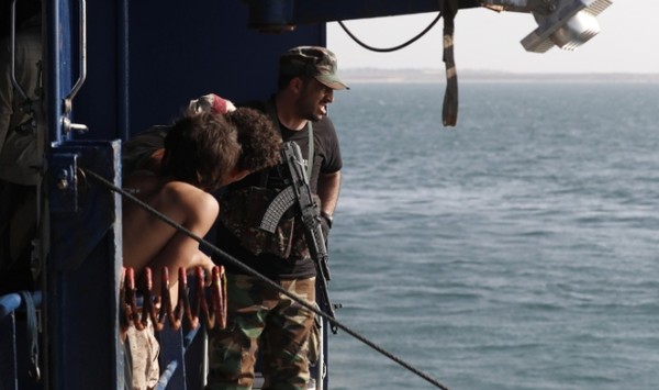 홍해에서 납치한 화물선에서 주변 바다를 감시 중인 후티 반군들. 사진=EPA 연합뉴스