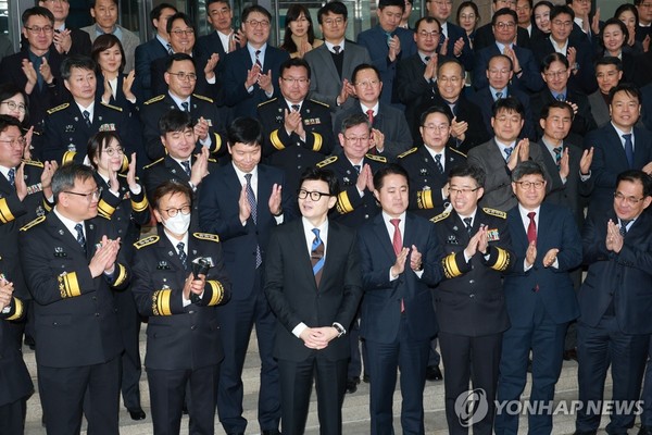 한동훈 법무부 장관이 21일 오후 과천 법무부 청사에서 이임식을 마치고 직원들과 기념 촬영하고 있다.  연합뉴스