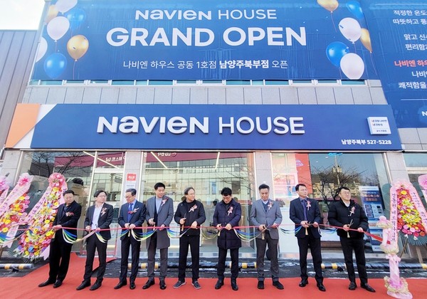 오프라인 체험매장 '나비엔하우스' 남양주 북부점 오픈 기념식에 김용범 영업마케팅 총괄임원(좌측 3번째)과 임직원이 참여해 오픈 커팅식을 가졌다. 출처=경동나비엔