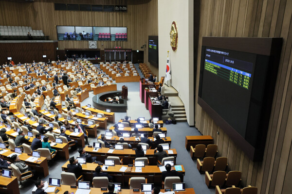 28일 국회에서 열린 본회의에서 특검법안 표결 전에 국민의힘 의원들이 퇴장하고 있다. 연합뉴스