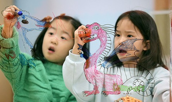 2024년 청룡의 해를 맞아 아이들이 용 그림 그리기 체험에 나서고 있다. 사진=연합뉴스