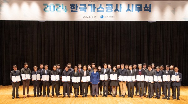 한국가스공사는 1월 2일, 대구 본사 중앙통제실에서 천연가스 생산·공급 현황을 긴급 점검한 후, 전 임직원들과 함께 ‘2024년 시무식’을 개최했다(중앙 파란색 자켓 최연혜 가스공사 사장). 출처=한국가스공사