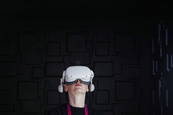 한 이용자가 가상현실 기기를 사용하고 있다. 사진=연합뉴스