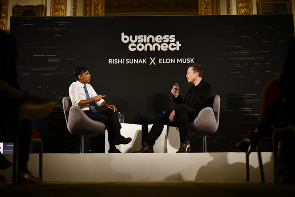 제1회 AI 안전 정상회의(AI Safety summit)에서 리시 수낵 영국 총리와 일론 머스크 테슬라 CEO가 대담하고 있다. 사진=연합뉴스