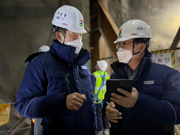 허윤홍 GS건설 대표(사진 왼쪽)가 4일 신림~봉천 터널도로건설공사 현장에서 현장 관계자의 이야기를 듣고 있다. 사진=GS건설