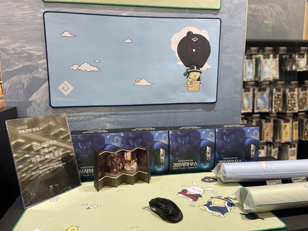 검은사마우스, 마우스패드, 휴대폰 케이스 등 다양한 굿즈들이 비치되어 있다. 사진=신경민 기자.