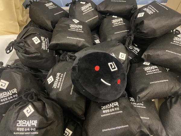 흑정령 굿즈들이 쌓여 있다. 사진=신경민 기자.