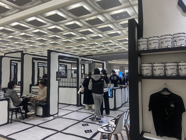 조슈아 비데스의 디자인 베이스 커피 브랜드 '매트블랙'과 검은사막이 콜라보한 카페. 사진=신경민 기자.