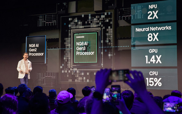 '삼성 퍼스트 룩 2024(Samsung First Look 2024)' 행사에서 삼성전자 북미법인 제임스 피셔 상무가 'NQ8 AI 3세대' 프로세서를 소개하고 있다. 사진= 삼성전자