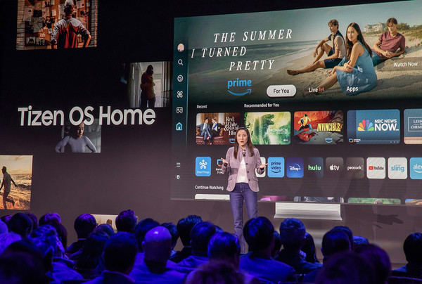 삼성 퍼스트 룩 2024(Samsung First Look 2024) 행사에서 삼성전자 북미법인 리디아 조 프로가 타이젠 OS 홈을 소개하고 있다. 사진= 삼성전자