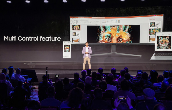 '삼성 퍼스트 룩 2024(Samsung First Look 2024)' 행사에서 삼성전자 북미법인 데이비드 펠프스 프로가 다양한 삼성 기기간 멀티 컨트롤 기능을 소개하고 있다. 사진= 삼성전자