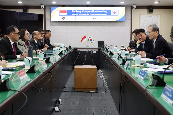 김한영 국가철도공단 이사장(오른쪽 첫번째)이 9일 공단 수도권본부에서 부디 까야 수마디 교통부장관(왼쪽 첫번째)를 만나 철도협력에 대해 논의를 하고 있다. 출처=국가철도공단