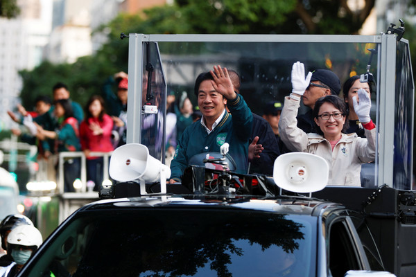 12일 대만 집권 민진당 라이칭더 총통-샤오메이친 부총통 후보가 선거 유세를 펼치는 모습. 사진=연합뉴스