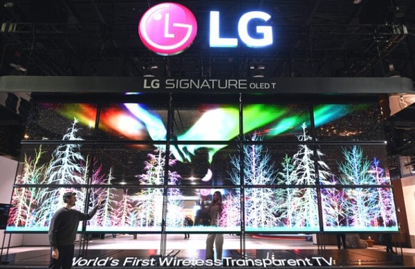 LG전자가 CES 2024 전시장 입구에 세계 최초 투명·무선 올레드 TV 15대가 미디어아트를 선보였다. 사진=LG전자