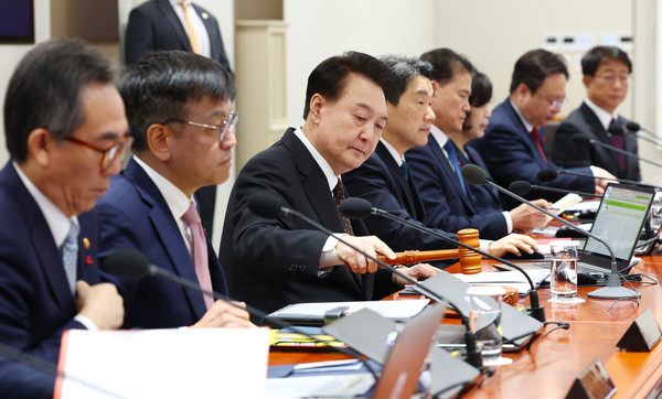  윤석열 대통령이 16일 서울 용산 대통령실 청사에서 열린 국무회의에서 개회 선언을 하고 있다. 출처=연합뉴스