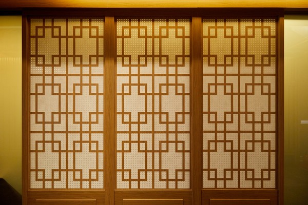 동국씨엠이 생산한 컬러강판 제품. 실제 전통 문과 흡사한 강판을 구현했다. 사진=동국홀딩스