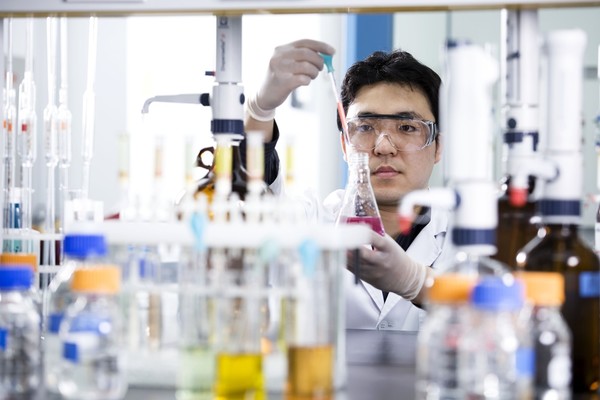 KGC인삼공사 소속 연구진이 유효성분을 분석하는 모습. 출처=KGC인삼공사