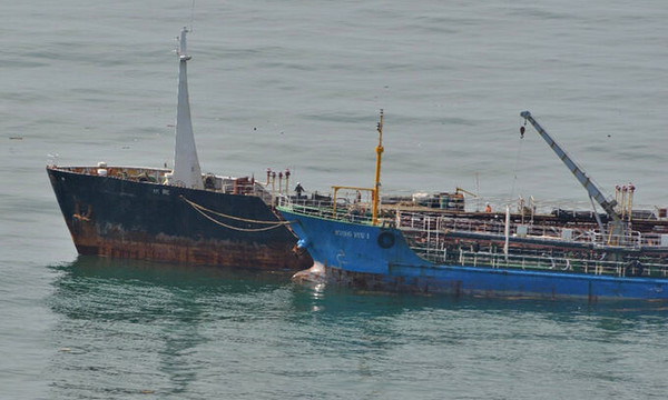 지난해 동중국해 수역에서 북한의 유조선이 국적 불명의 유조선과 나란히 붙어 있는 모습이 포착됐다. 사진= 연합뉴스