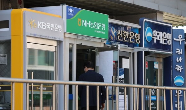 오전 서울 시내에 설치되어 있는 시중은행들의 현금인출기. 사진=연합뉴스