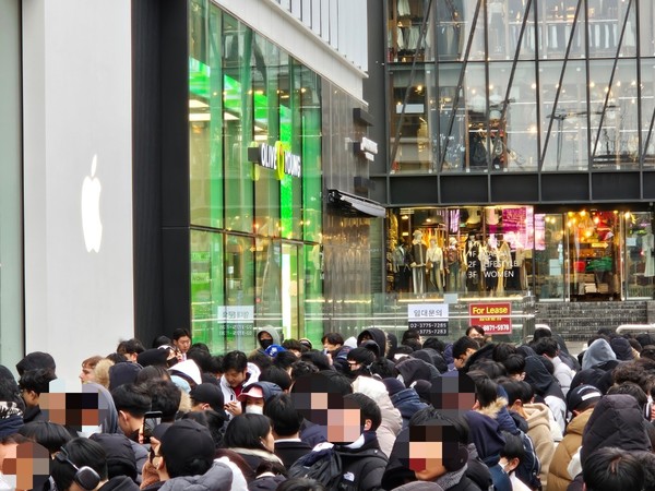 20일 오전 9시 30분, 애플 홍대에 방문하기 위해 사람들이 줄서있다. 사진=진운용 기자