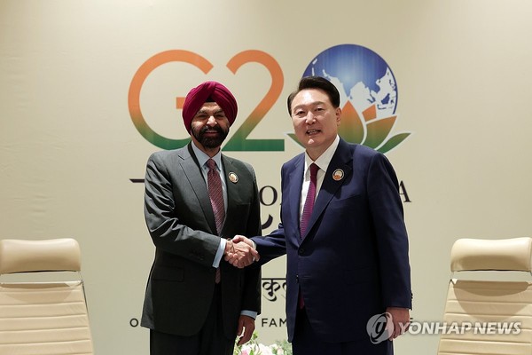 윤석열 대통령이 인도 뉴델리 바라트 만다팜 국제컨벤션센터에서 아제이 방가 세계은행 총재와 접견에 앞서 악수하고 있다. 사진=연합뉴스