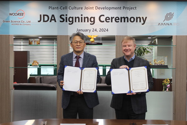 엄태욱 우리그린사이언스 대표(왼쪽)와 프랭크 야크쉬 아야나 바이오 최고경영자(오른쪽)가 경기도 안산시 우리그린사이언스 본사에서 공동 개발 협약을 체결한 뒤 기념 촬영을 하고 있다. 사진 출처 = 우리그린사이언스.