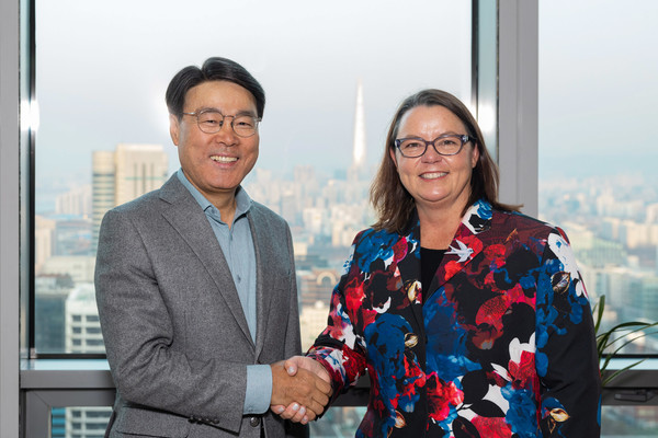 최정우 회장이 지난달 31일 서울 포스코센터에서 매들린 킹 호주 자원부 장관과 사업 협력 방안을 논의했다. 사진=포스코홀딩스