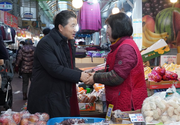 남성현 산림청장이 5일 대전 중리전통시장에서 임산물을 구매한뒤 상인과 대화를 나누고 있다. 출처=산림청