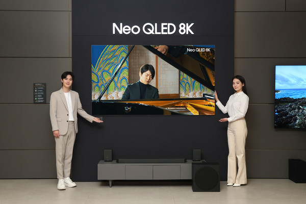 삼성전자 모델이 삼성스토어 대치점에서 Neo QLED 8K TV로 파이니스트 조성진의 8K 라이브 연주 영상을 감상하고 있다. 출처=삼성전자