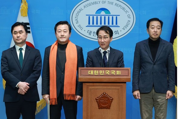 원칙과상식 이원욱 의원, 새로운선택 금태섭 공동대표, 개혁신당 김용남 정책위의장, 새로운미래 김종민 공동대표가 9일 오후 국회 소통관에서 기자회견을 하고 있다. 사진 = 연합뉴스.