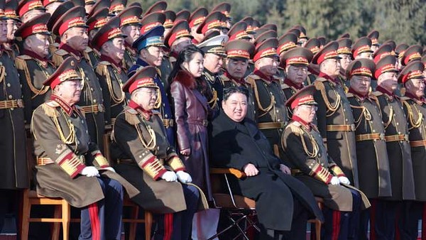 김정은 북한 국무위원장이 딸 주애와 함께 조선인민군 창건일인 지난 8일 건군절 오후에 국방성을 축하 방문했다고 조선중앙통신이 9일 보도했다.  사진 출처  = 연합뉴스, 평양 조선중앙통신.