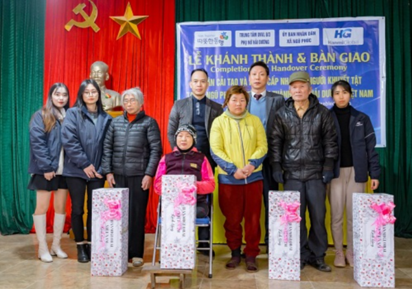 한미글로벌은 따뜻한동행과 함께 최근  베트남 공간복지 지원사업 준공식을 진행했다. (뒷줄 오른쪽부터 이민우 한미글로벌 베트남법인장, 응우 푹 지역 인민위원회 대표). 출처=한미글로벌